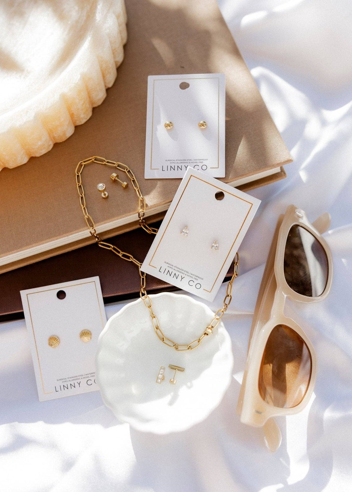 LINNY CO | Screwback Stud Earrings - Paige Pear Gold