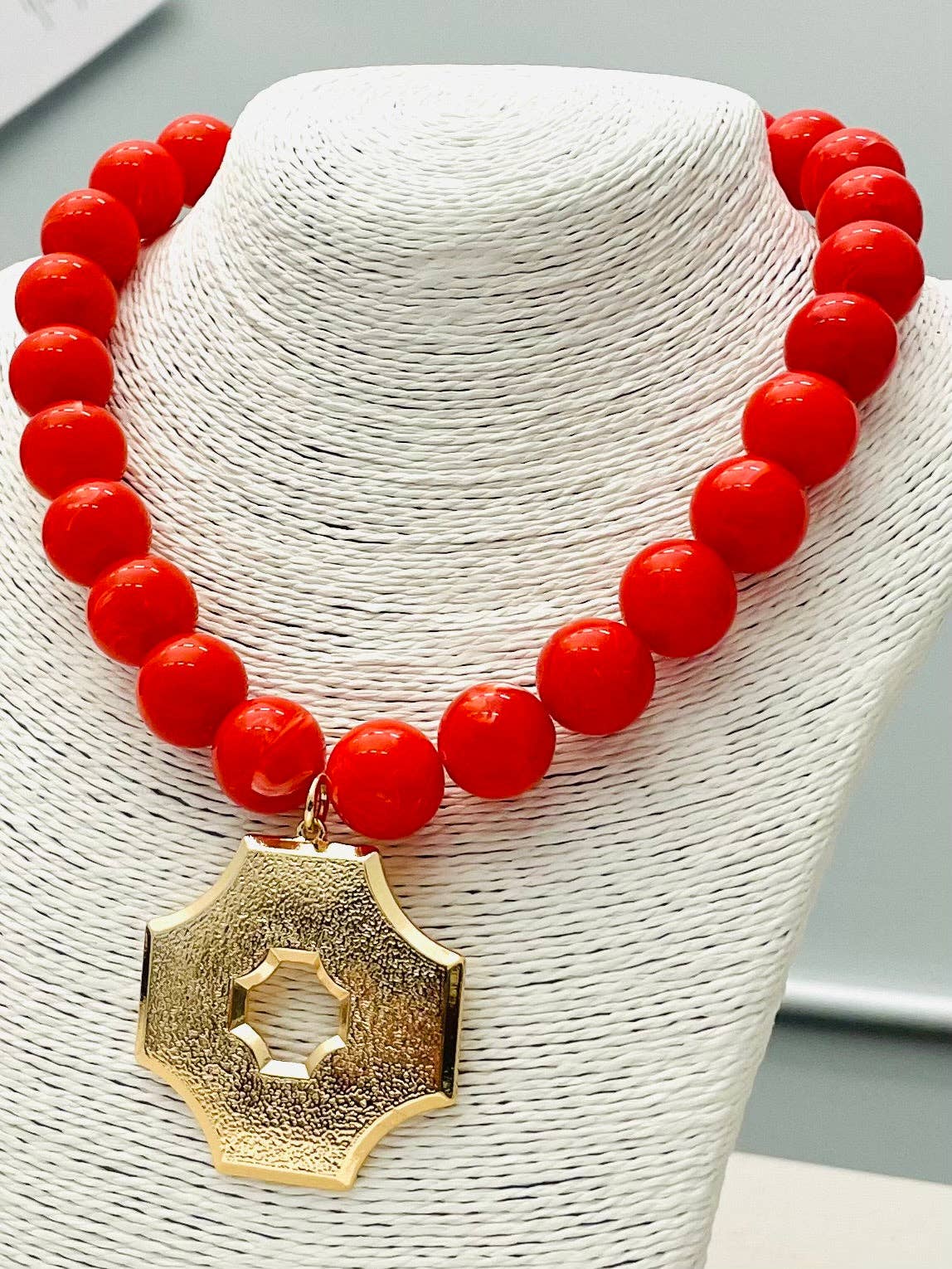 Two Forty Two | CHIC | Quatrefoil Pendant on Beaded Necklace - Marbled Red