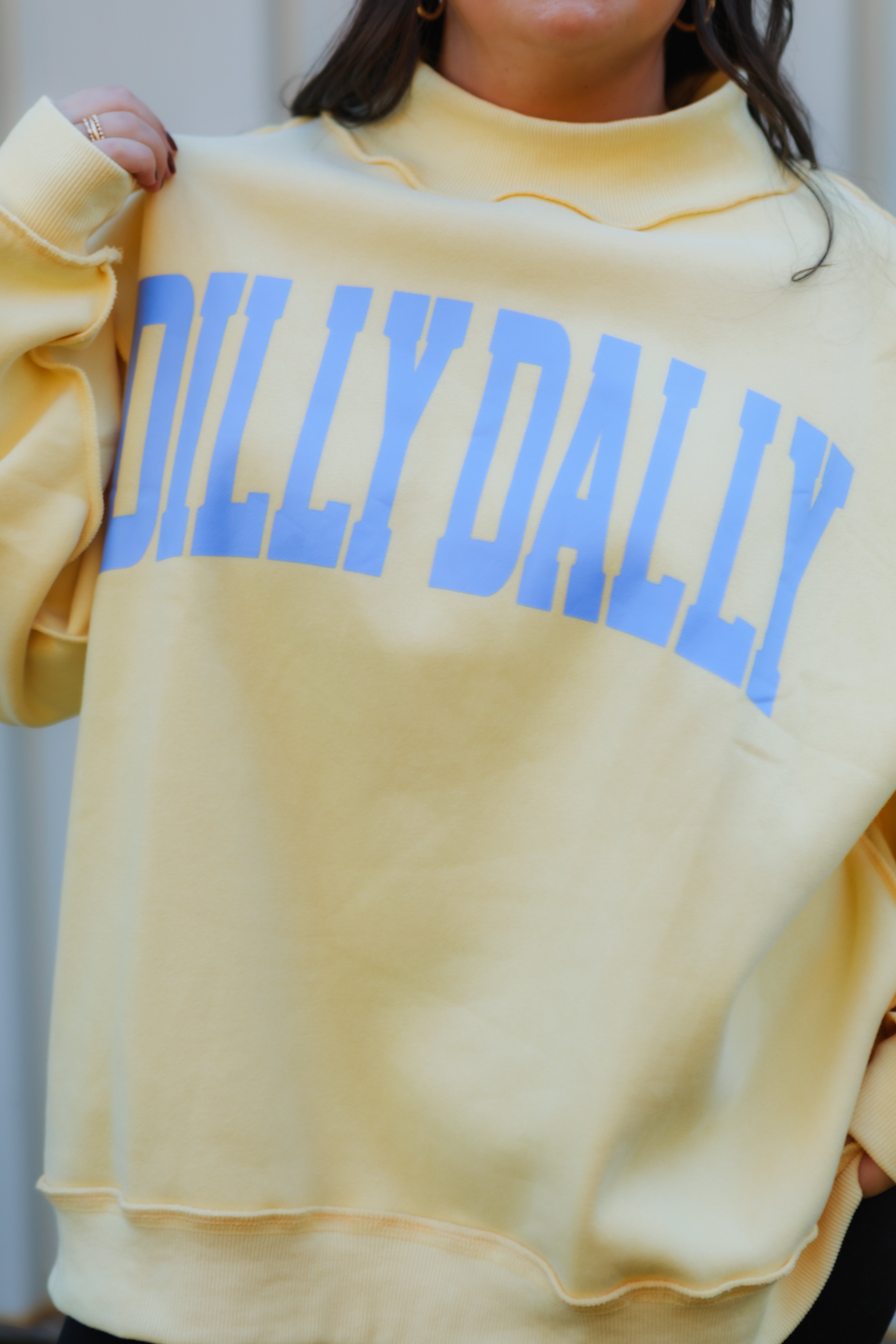 Dilly Dally Mockneck Sweatshirt Yellow