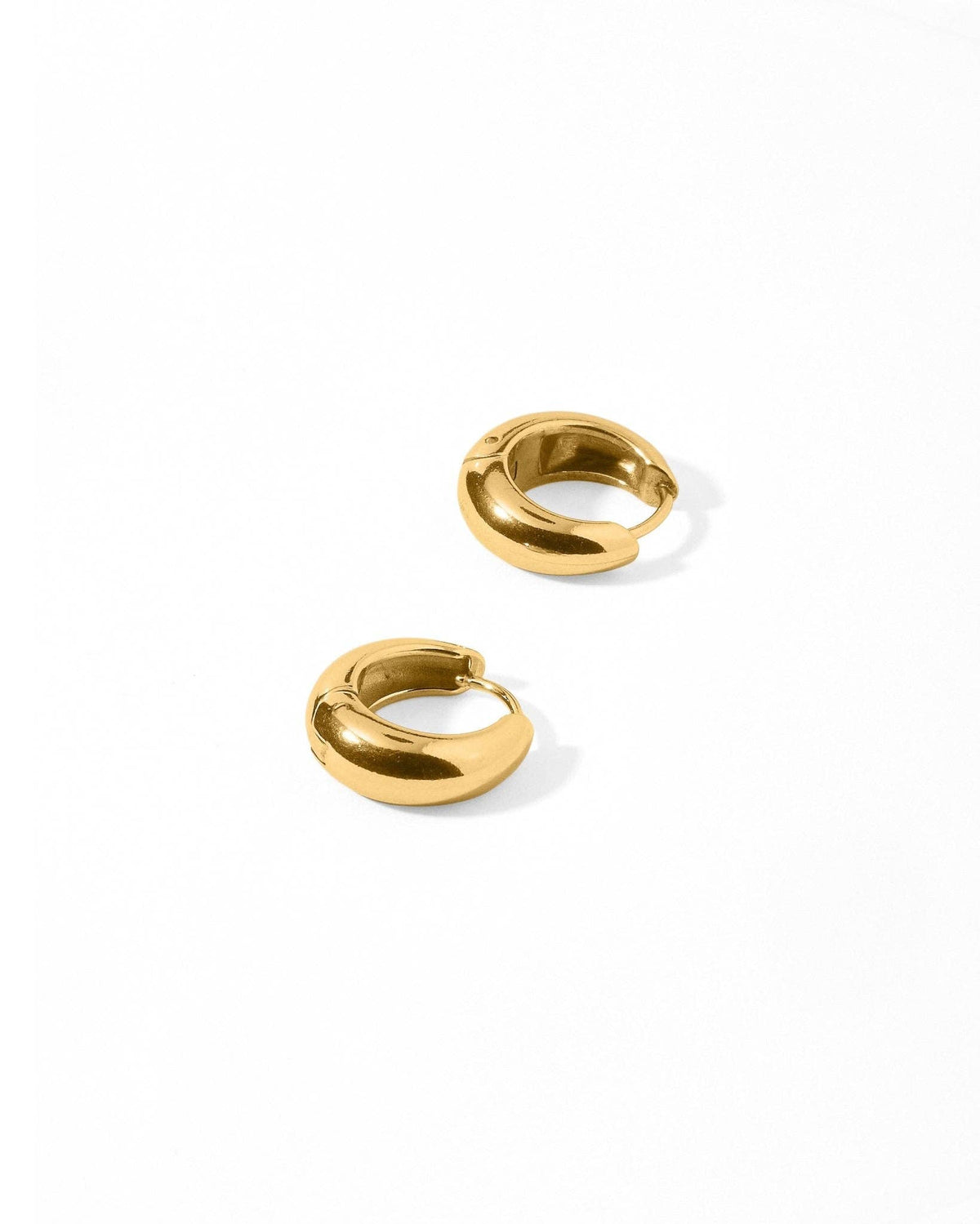 LINNY CO | Huggie Earrings - Sunday Hoop Gold 10mm