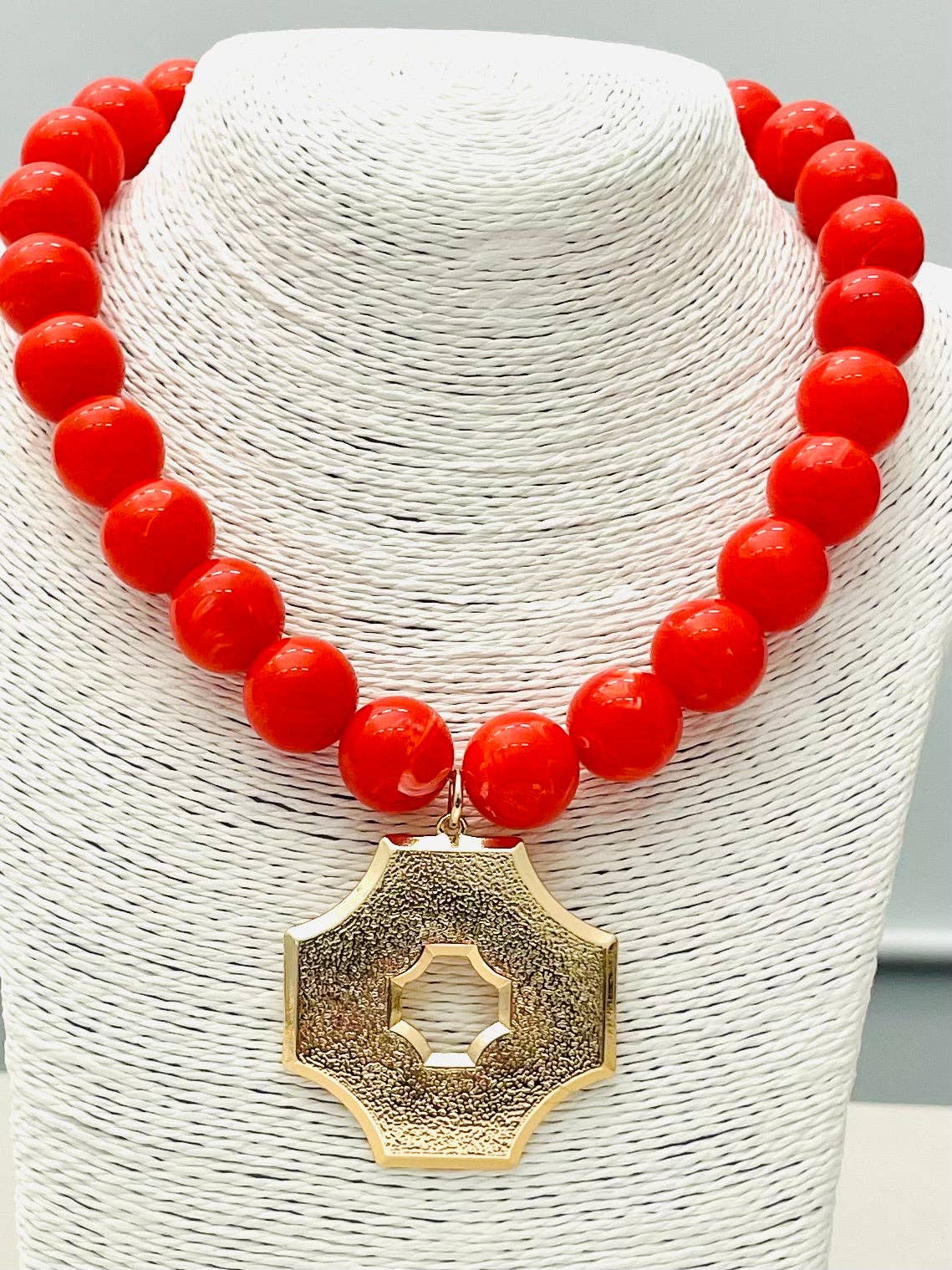 Two Forty Two | CHIC | Quatrefoil Pendant on Beaded Necklace - Marbled Red