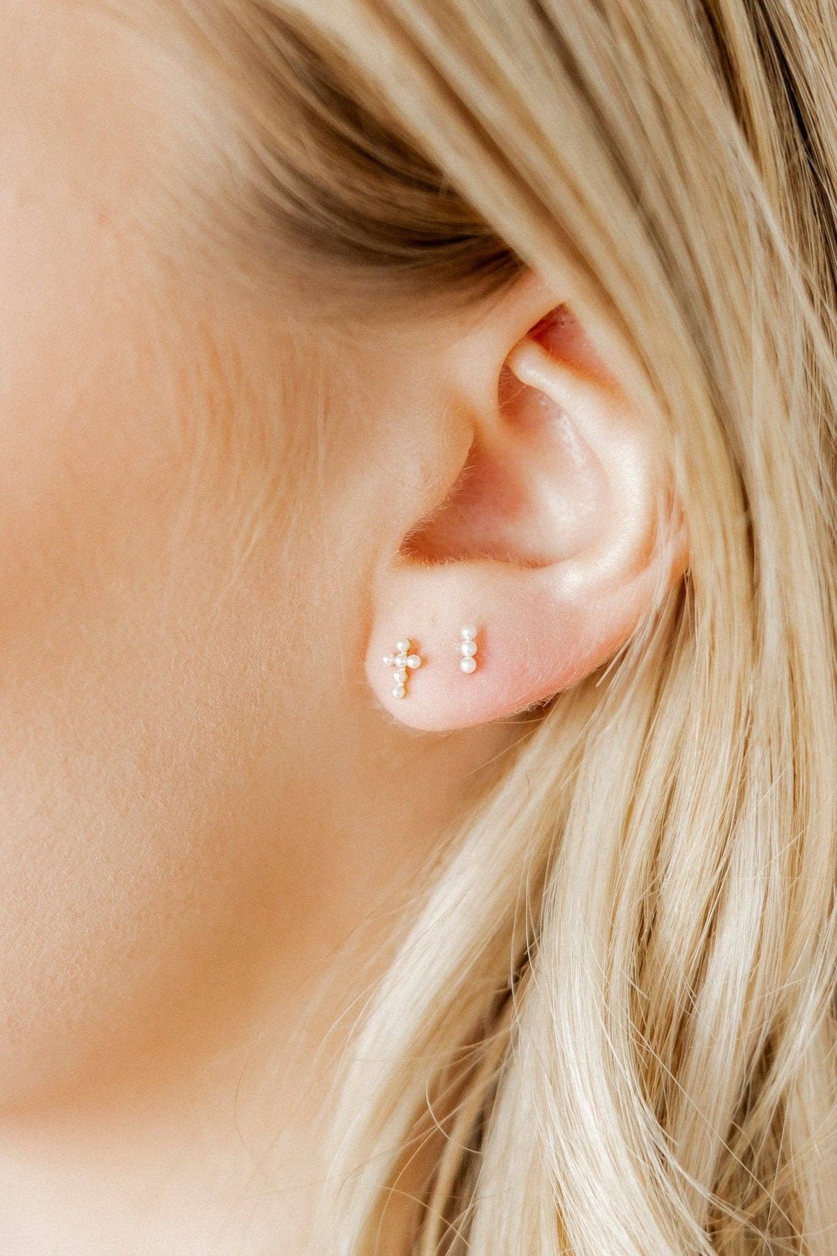 LINNY CO | Screwback Stud Earrings - Clara Cross Pearl