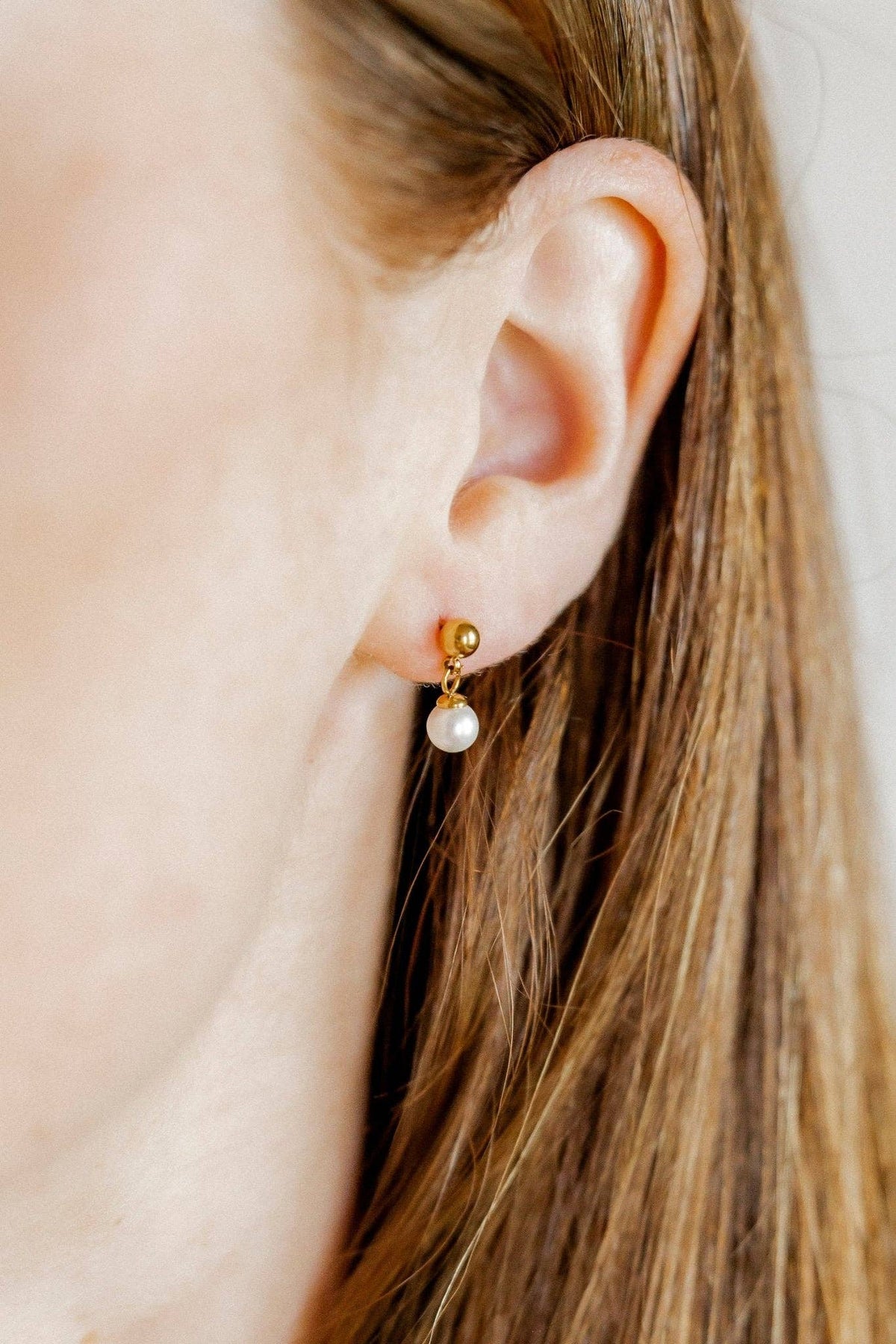 LINNY CO | Screwback Stud Earrings - Millie Pearl Gold