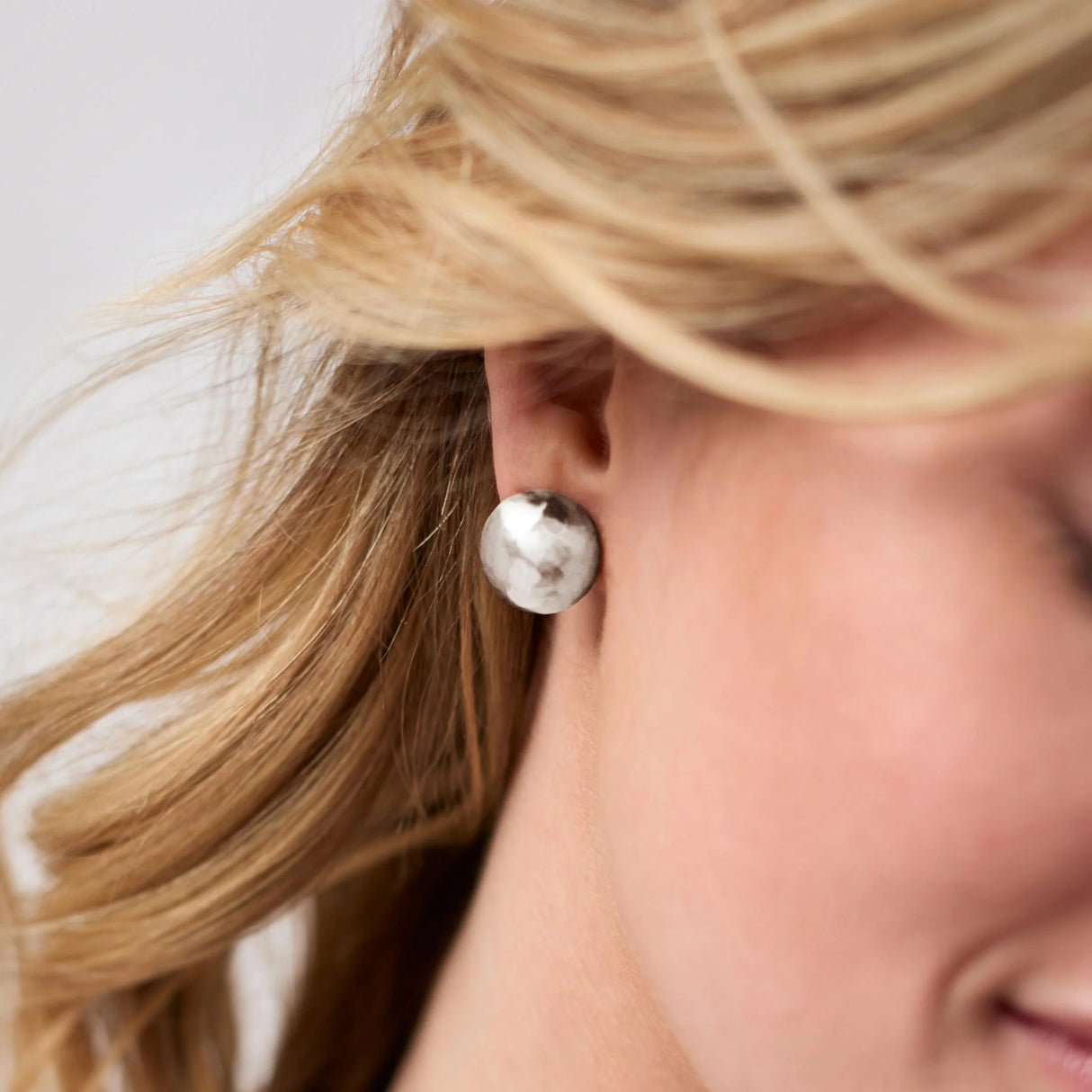 Julie Vos | Solara Stud