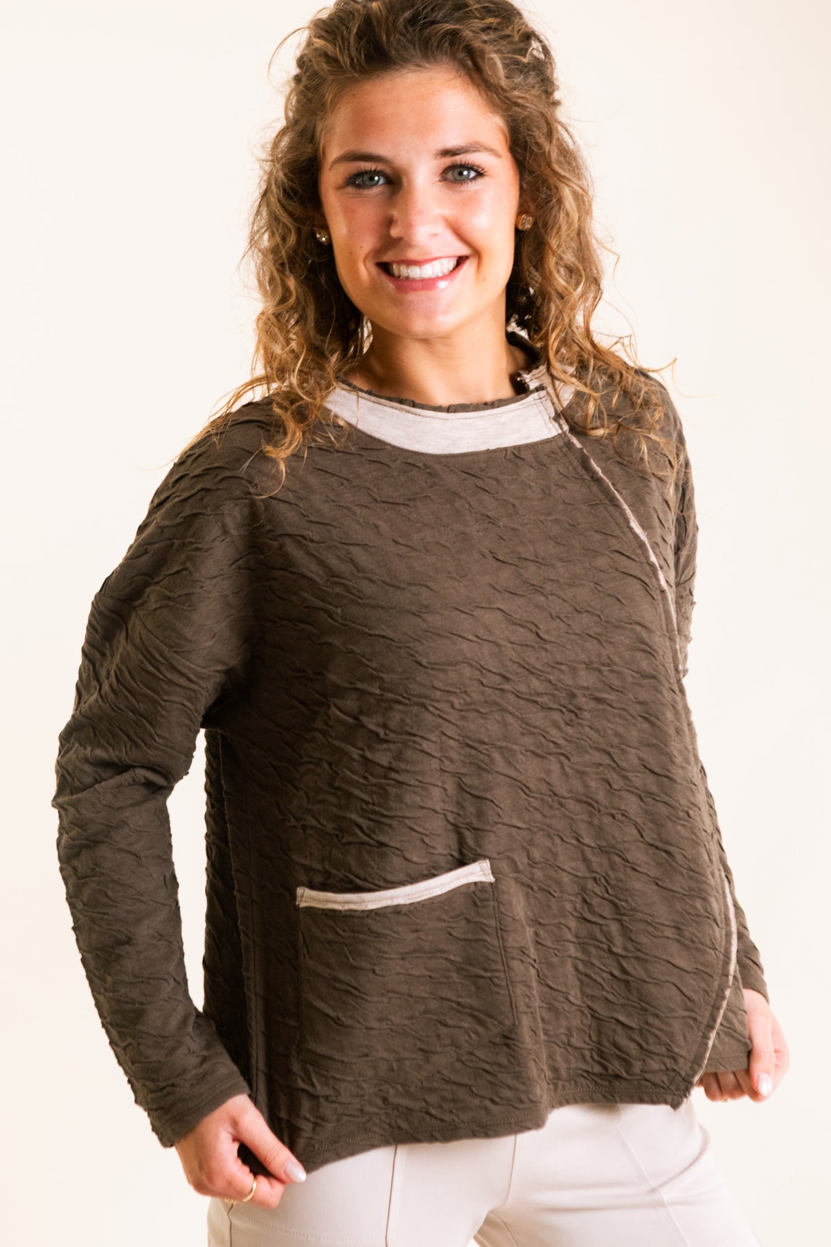 Crinkled Metro Pullover in Umber