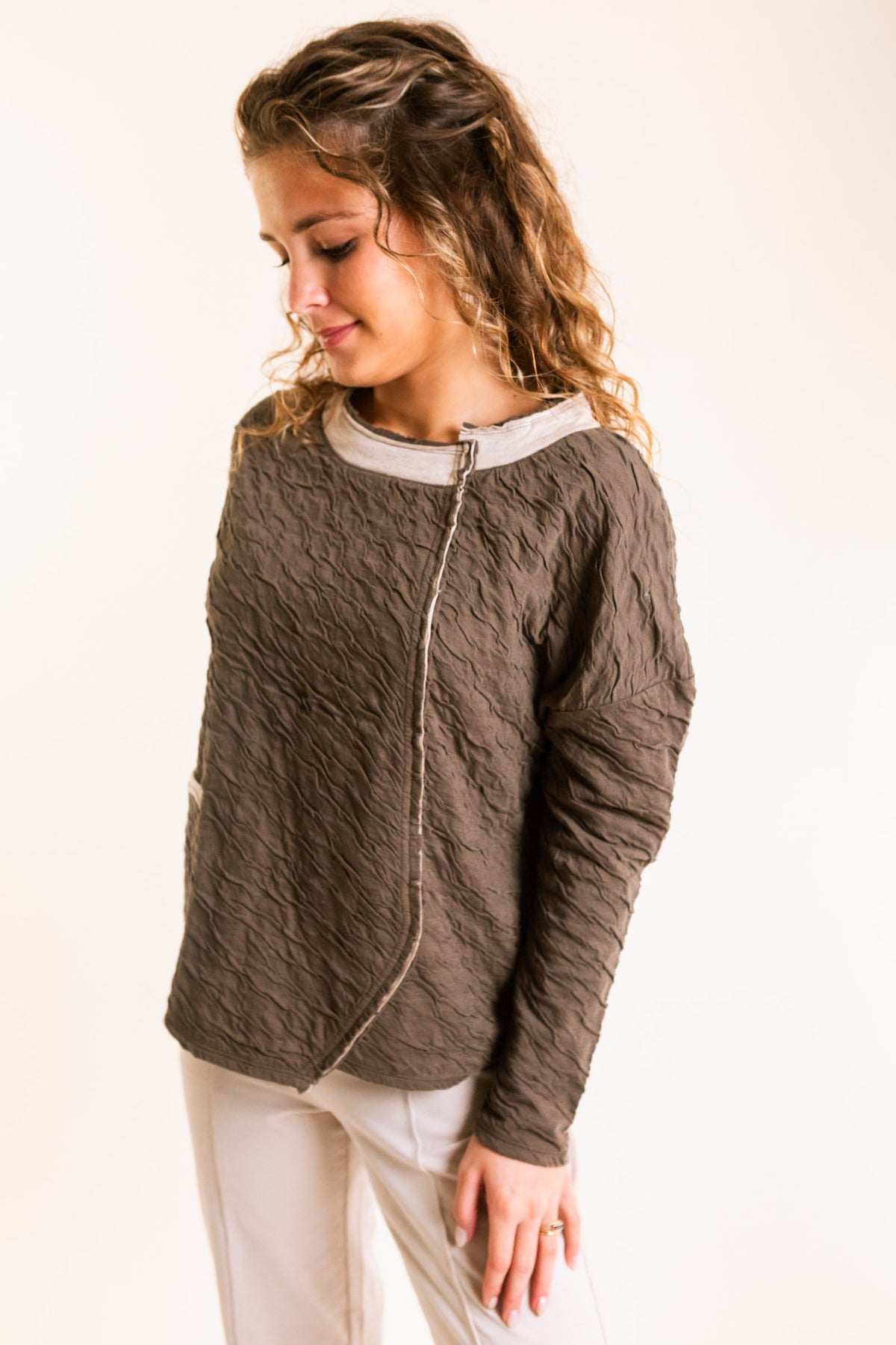 Crinkled Metro Pullover in Umber