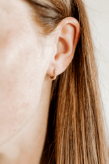 LINNY CO | Huggie Earrings - Scarlett Hoop Gold 8mm Pearl