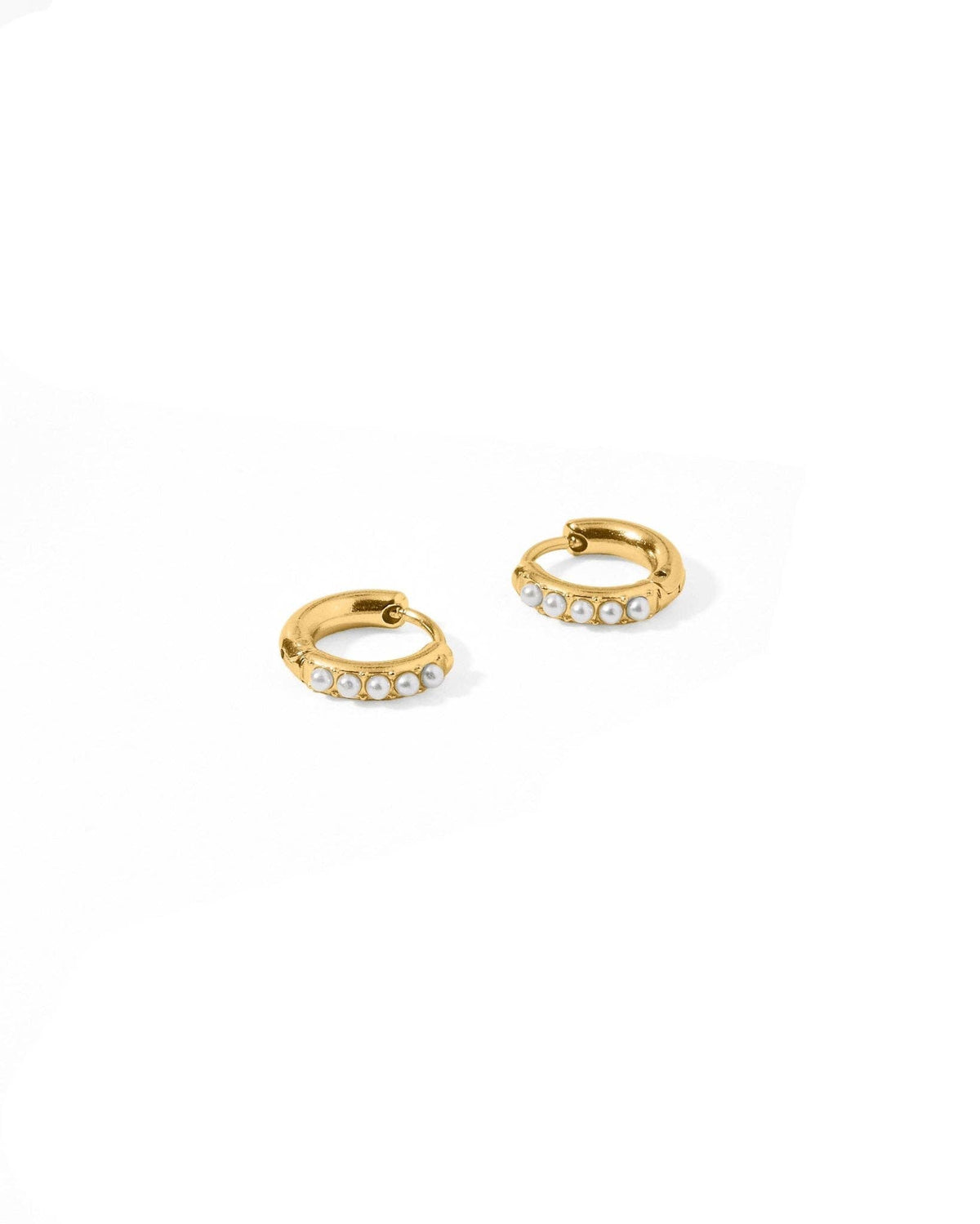 LINNY CO | Huggie Earrings - Scarlett Hoop Gold 8mm Pearl