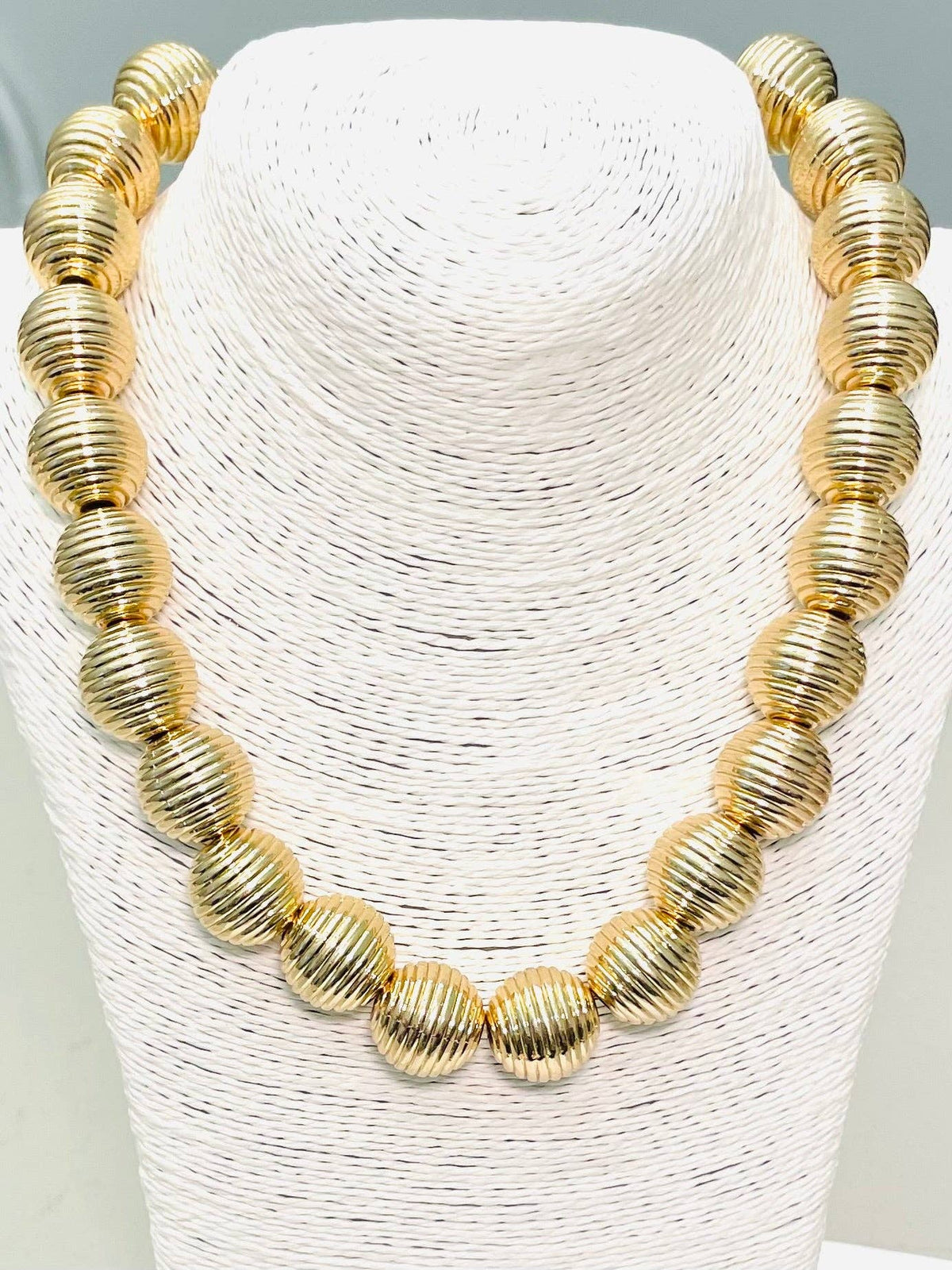 Two Forty Two | CHIC | Ribbed Big Ball Necklace - Gold