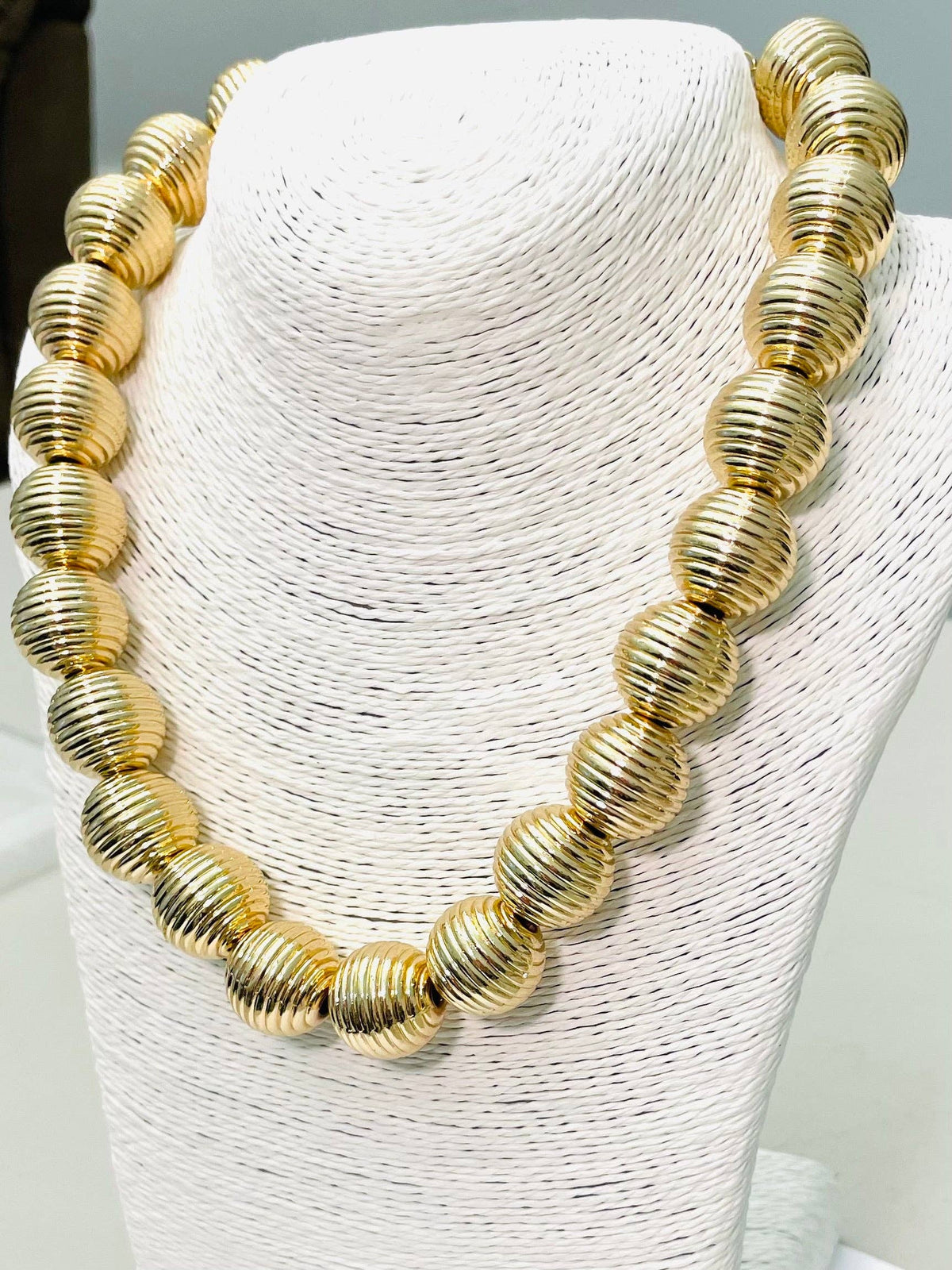 Two Forty Two | CHIC | Ribbed Big Ball Necklace - Gold