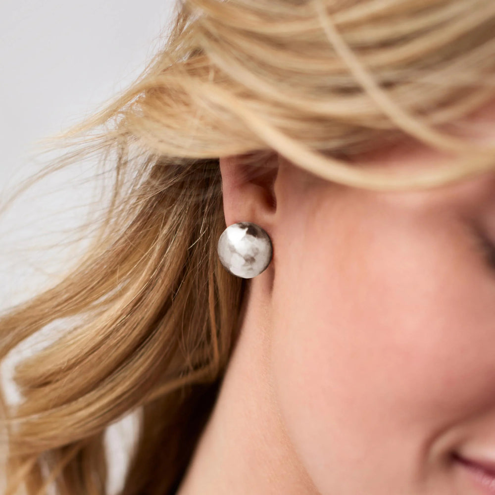 Julie Vos | Solara Stud