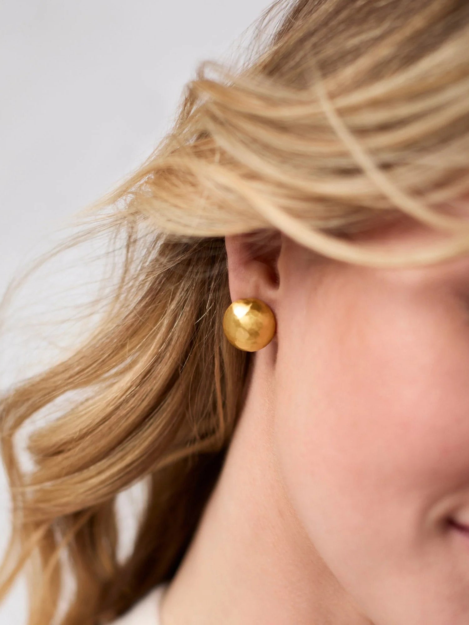Julie Vos | Solara Stud