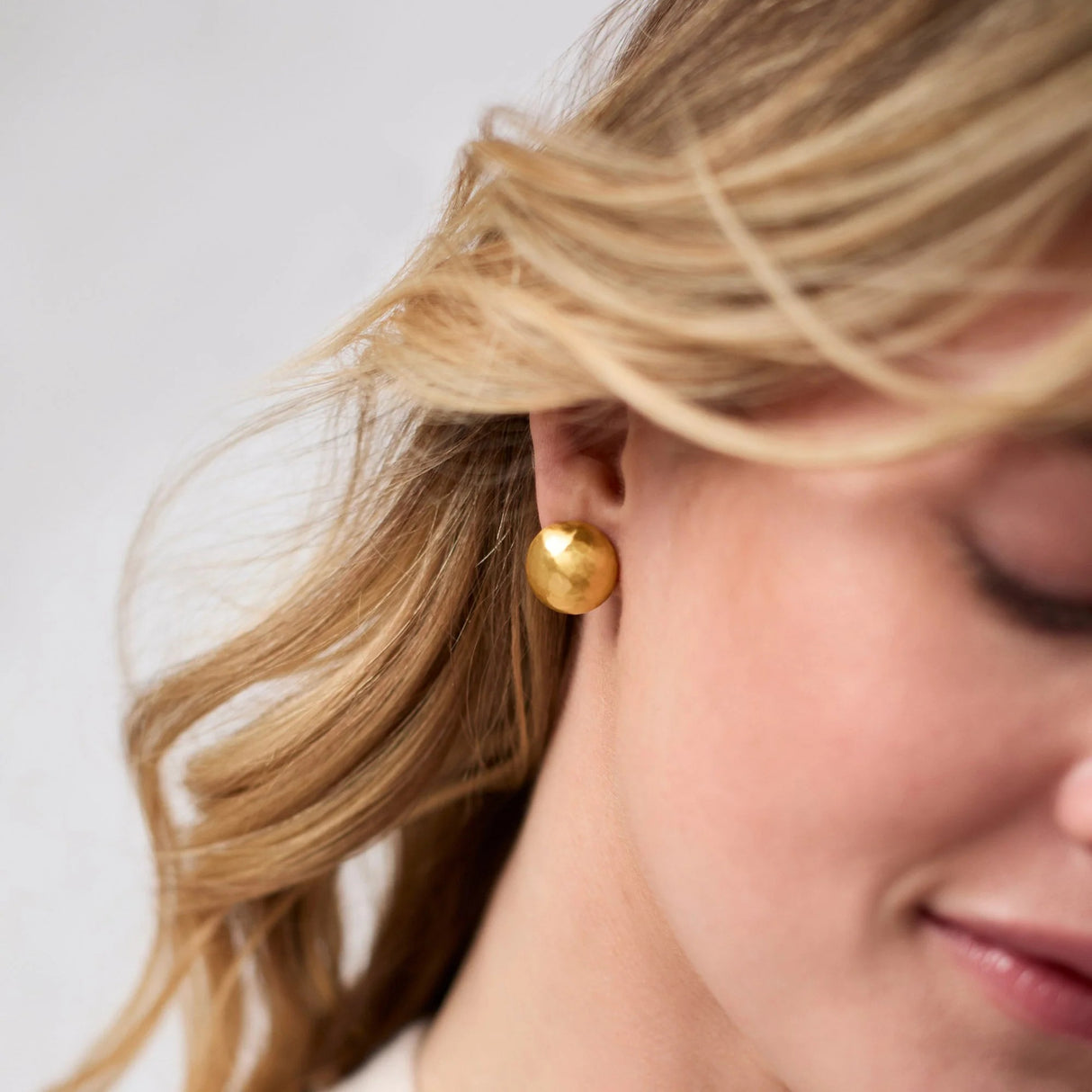 Julie Vos | Solara Stud