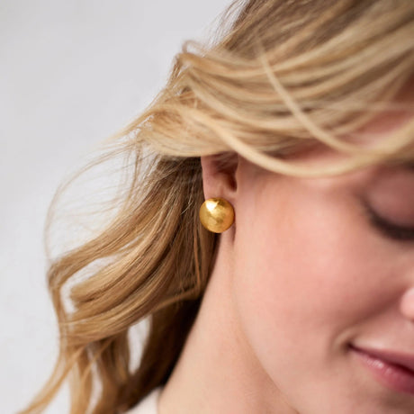 Julie Vos | Solara Stud